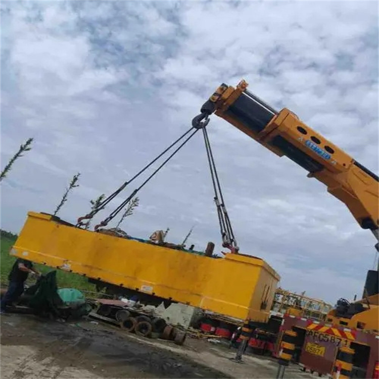 蔡甸吊运集装箱的吊车